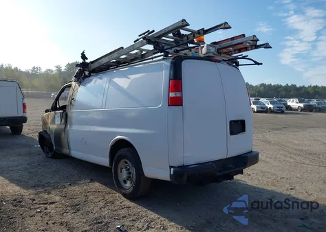 2018 Chevrolet Express 2500 Work Van z USA, uszkodzony, nr VIN 1GCWGAFP8J1308660